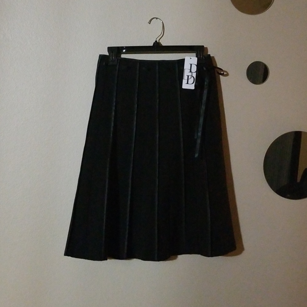 NWT Women's black A-line skirt, size 14.